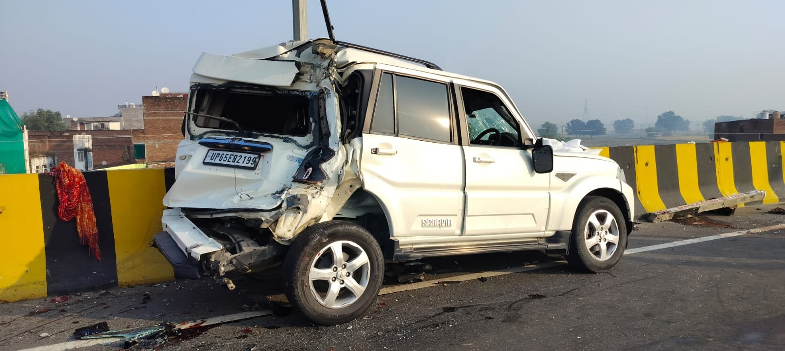 मिर्जामुराद में ओवरब्रिज पर ट्रक की टक्कर से चार दर्शनार्थियों की मौत, चार गंभीर