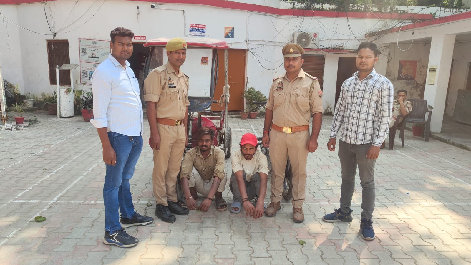 कुंज विहार कॉलोनी से चोरी ई-रिक्शा बरामद, दो गिरफ्तार