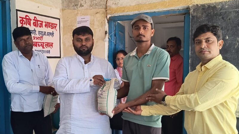 तिलहन उत्पादन बढ़ाने के लिए किसानों को निशुल्क वितरित किए सरसों के बीज