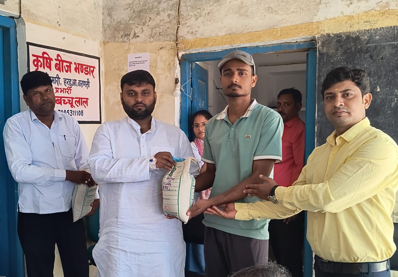 तिलहन उत्पादन बढ़ाने के लिए किसानों को निशुल्क वितरित किए सरसों के बीज