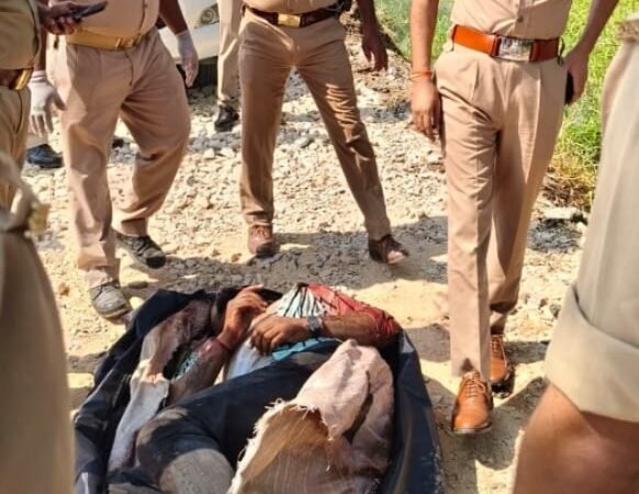 चंदौली : बोरे में बंद मिले दो युवकों के शव, एसपी पहुंचे मौके पर