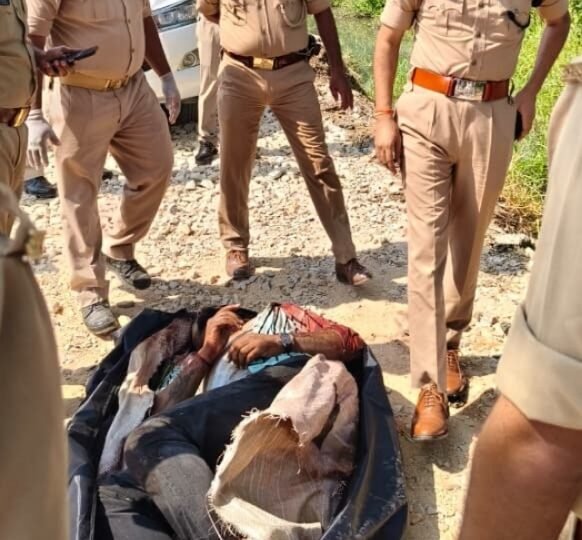चंदौली : बोरे में बंद मिले दो युवकों के शव, एसपी पहुंचे मौके पर