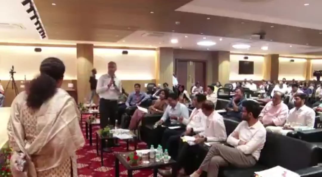 पांच रुपये का फिनाइल 33 हजार में, खरीद पर सवाल
