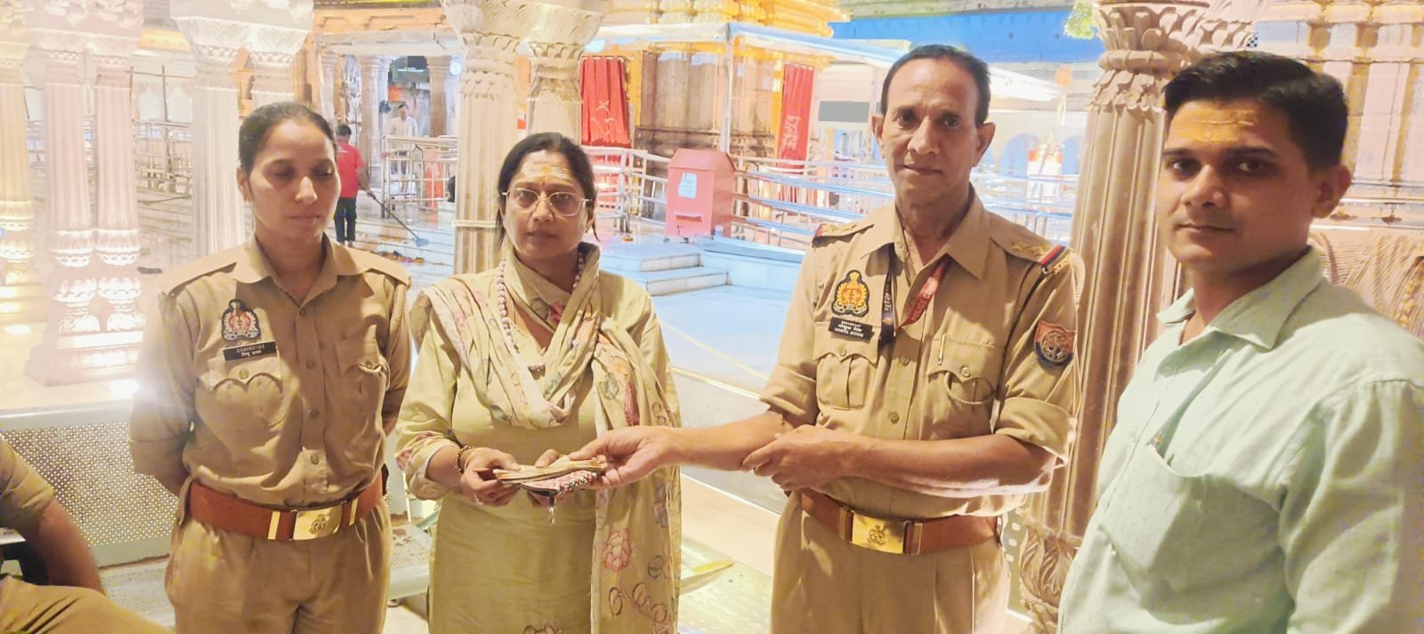 काशी विश्वनाथ : महिला श्रद्धालु को लौटाया 11,620 रुपये वाला गुम हुआ पर्स