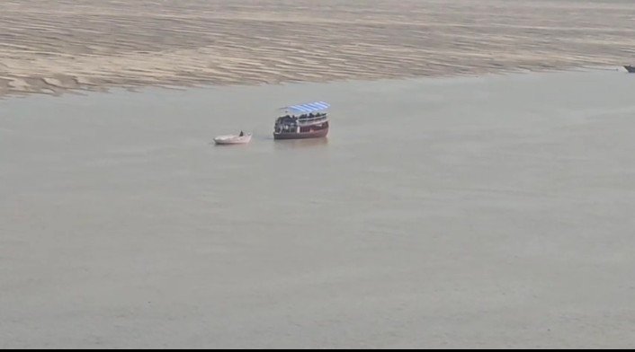 एयर शो के दौरान गंगा में नावों के संचालन पर रोक बेअसर