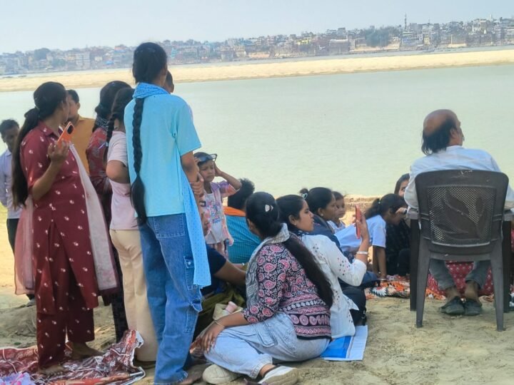 एयर शो देखने में घाटों पर नहीं उमड़ी उम्मीद के मुताबिक भीड़