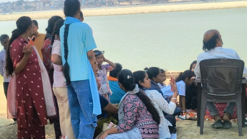 एयर शो देखने में घाटों पर नहीं उमड़ी उम्मीद के मुताबिक भीड़