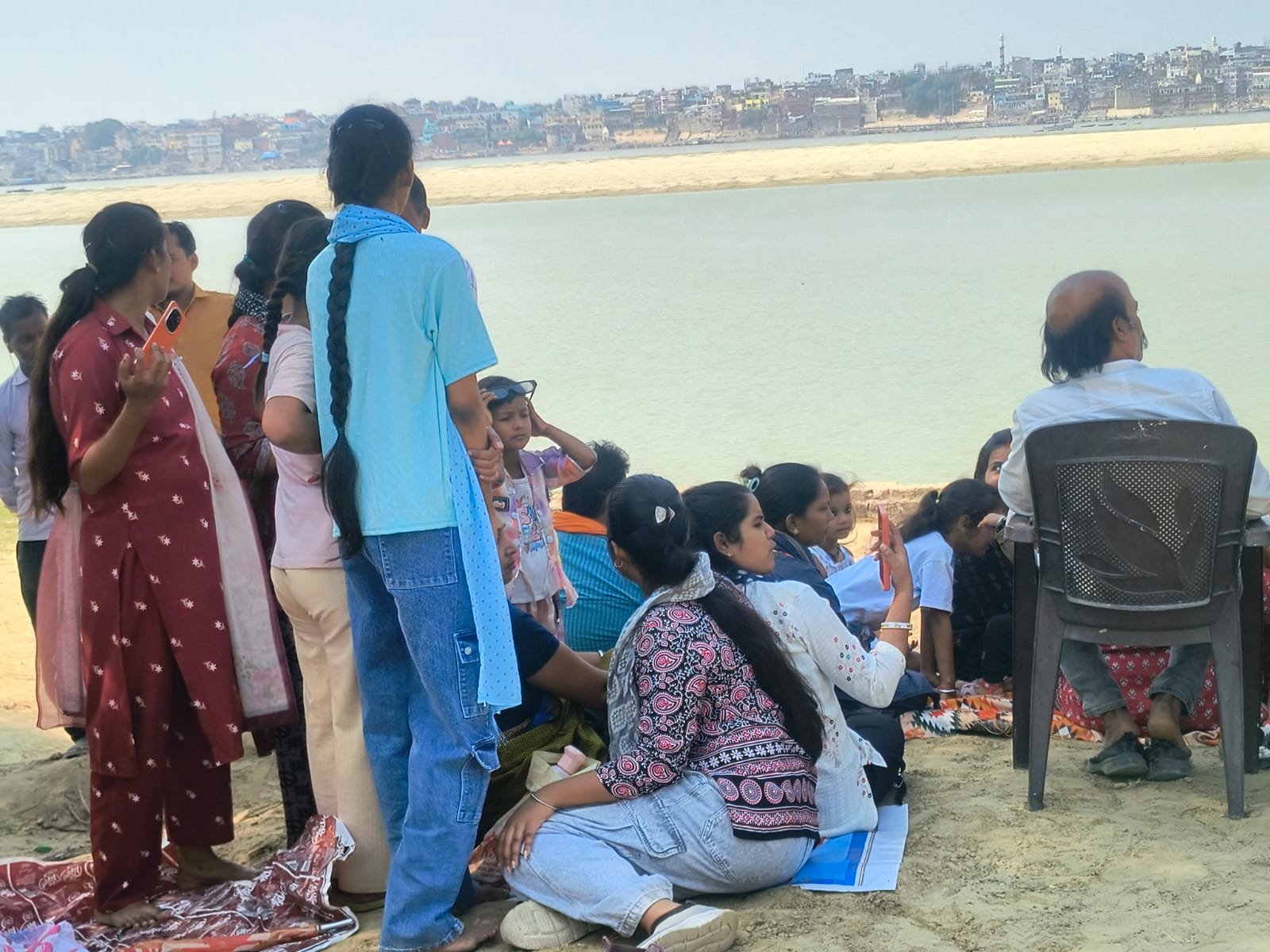 एयर शो देखने में घाटों पर नहीं उमड़ी उम्मीद के मुताबिक भीड़