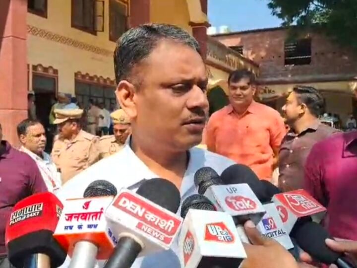 मंडलायुक्त ने सदर तहसील में विधान परिषद चुनाव का लिया जायजा, किया मतदान