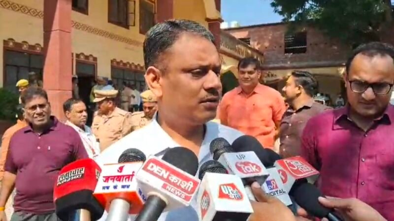 मंडलायुक्त ने सदर तहसील में विधान परिषद चुनाव का लिया जायजा, किया मतदान