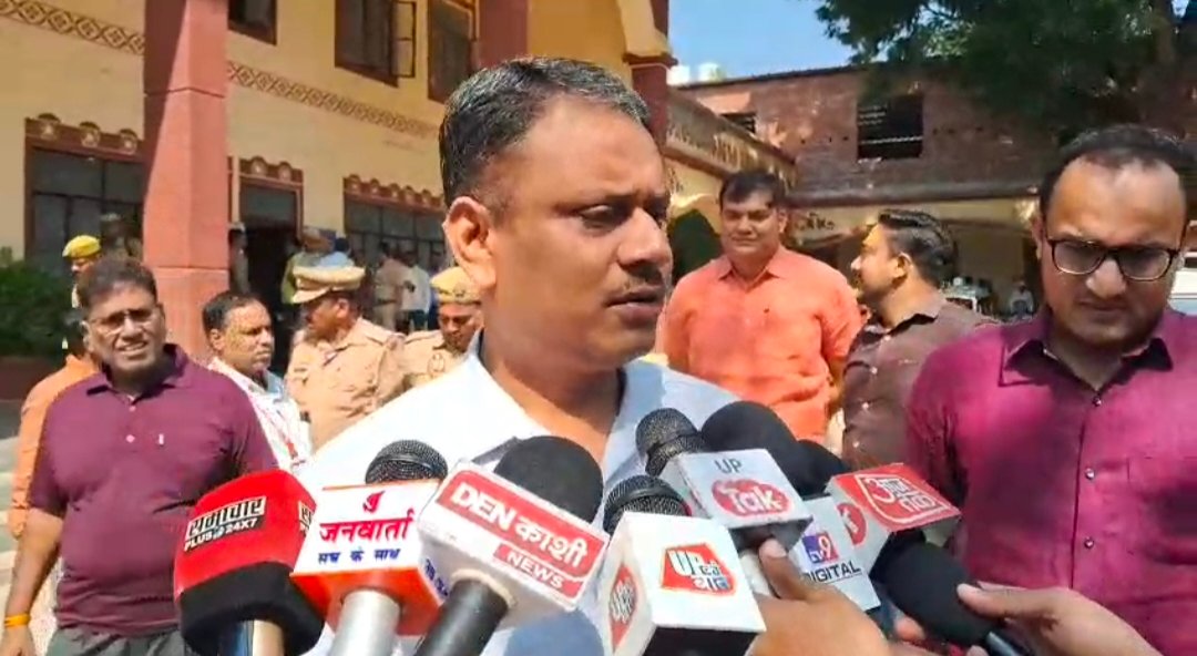 मंडलायुक्त ने सदर तहसील में विधान परिषद चुनाव का लिया जायजा, किया मतदान