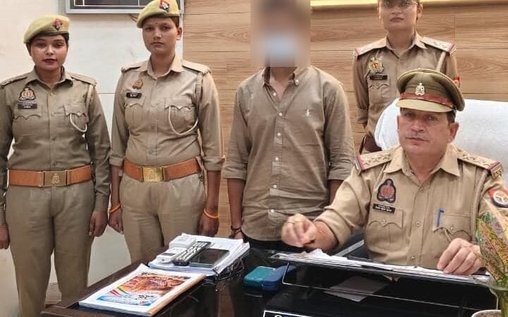 काशी विश्वनाथ मंदिर के समीप महिलाओं से अश्लील हरकत करने वाला युवक गिरफ्तार