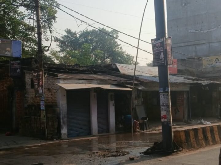 एक सप्ताह से जलभराव और कीचड़ से लोग परेशान, जिम्मेदारों की चुप्पी पर बाजारवासियों में आक्रोश