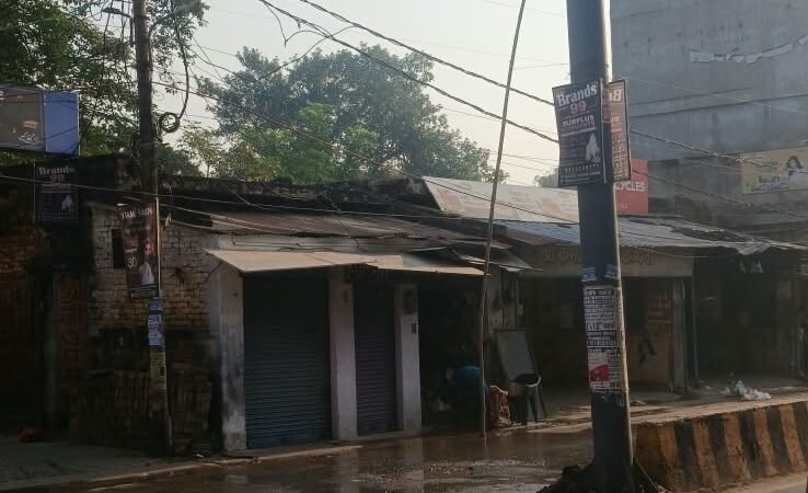 एक सप्ताह से जलभराव और कीचड़ से लोग परेशान, जिम्मेदारों की चुप्पी पर बाजारवासियों में आक्रोश