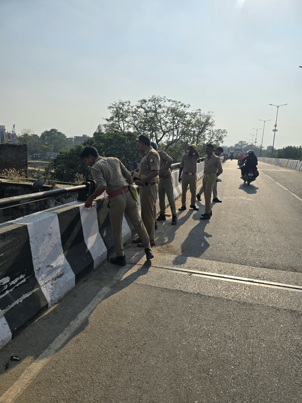 रोडवेज ओवरब्रिज की दीवार से टकराकर नीचे गिरा बाइक सवार