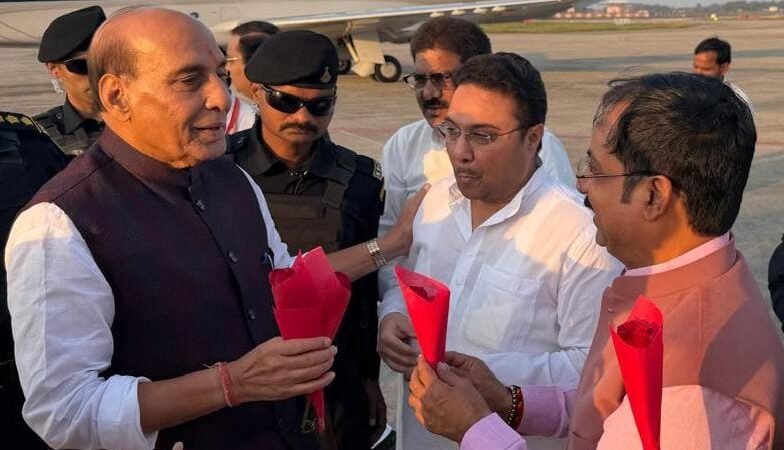 एयर शो में शामिल होने काशी पहुंचे रक्षामंत्री राजनाथ सिंह