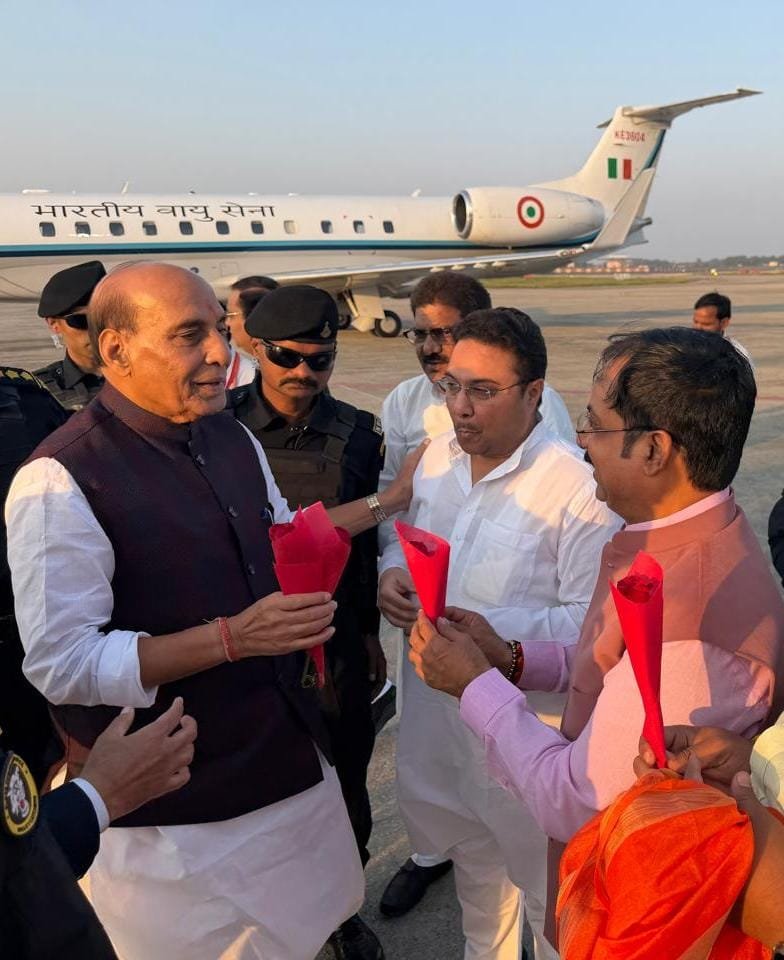 एयर शो में शामिल होने काशी पहुंचे रक्षामंत्री राजनाथ सिंह