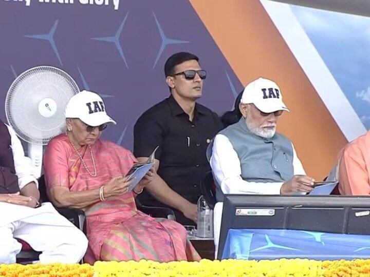 प्रधानमंत्री नरेंद्र मोदी ने वायुसेना के भव्य प्रदर्शन में की शिरकत