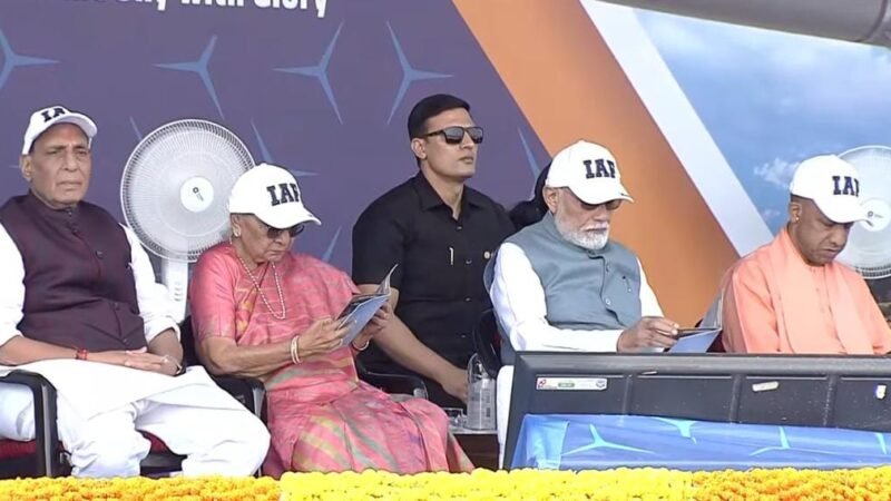 प्रधानमंत्री नरेंद्र मोदी ने वायुसेना के भव्य प्रदर्शन में की शिरकत
