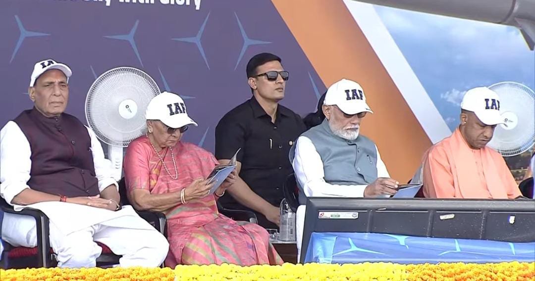 प्रधानमंत्री नरेंद्र मोदी ने वायुसेना के भव्य प्रदर्शन में की शिरकत