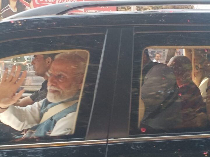 पुलिस लाइन से नमो घाट तक प्रधानमंत्री मोदी का रोड शो, जगह-जगह हुआ स्वागत