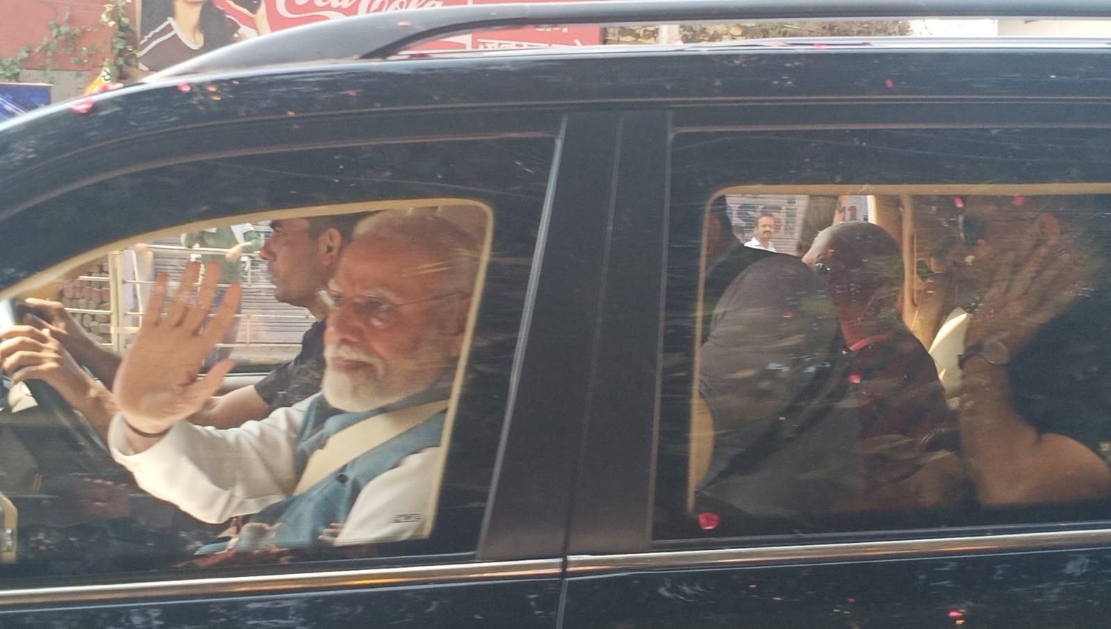पुलिस लाइन से नमो घाट तक प्रधानमंत्री मोदी का रोड शो, जगह-जगह हुआ स्वागत