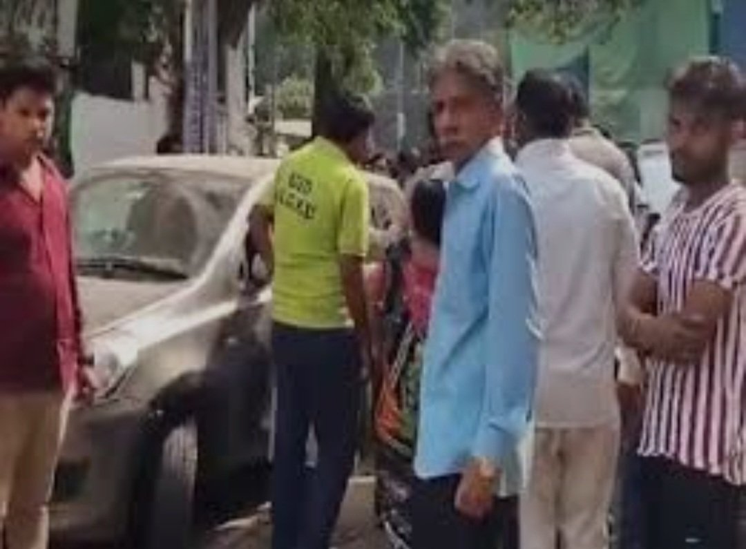 लखनऊ : जमीन और गाड़ी खड़ी करने के विवाद में पिता-पुत्र समेत तीन की गोली मारकर हत्या