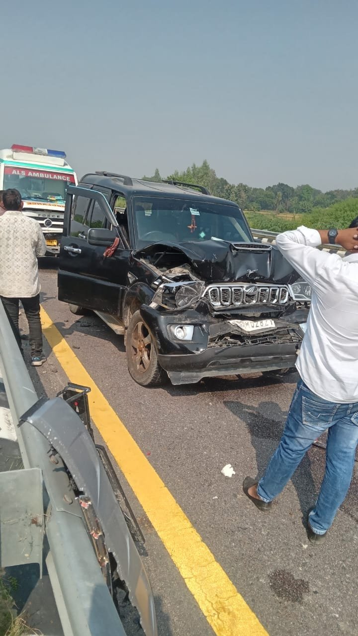 पूर्वांचल एक्सप्रेसवे पर एंबुलेंस से टकराईं राहुल गांधी के काफिले की गाड़ियां, राहुल सुरक्षित