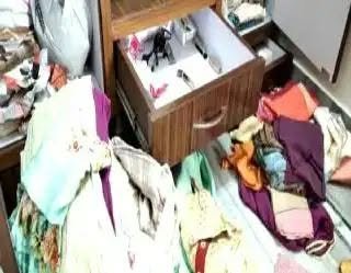 वाराणसी में सीढ़ी के सहारे घर में घुसे चोर, नकदी-जेवर समेत सामान पार