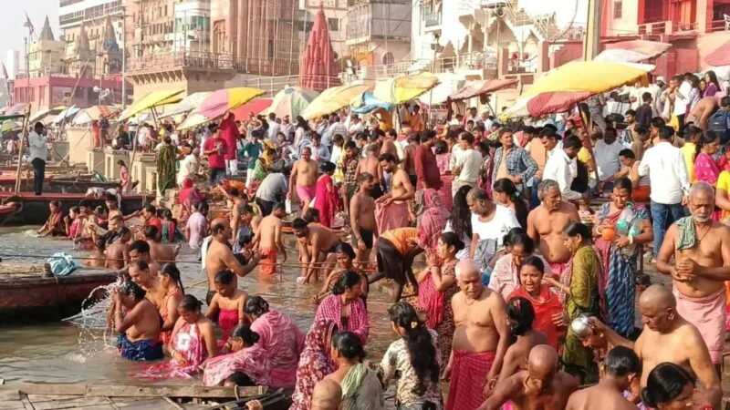 वाराणसी में शरद पूर्णिमा पर गंगा घाटों पर उमड़ी श्रद्धालुओं की भीड़