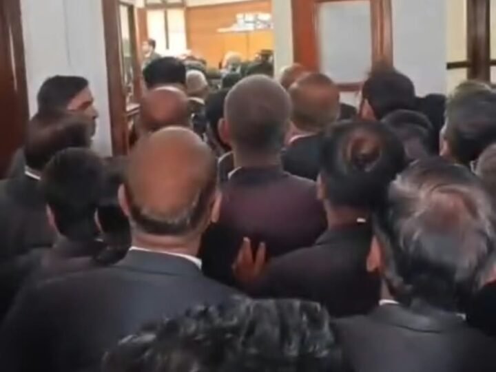 इलाहाबाद हाईकोर्ट में हंगामे की खबर, न्यायमूर्ति अजय भनोट की अदालत को लेकर विवाद