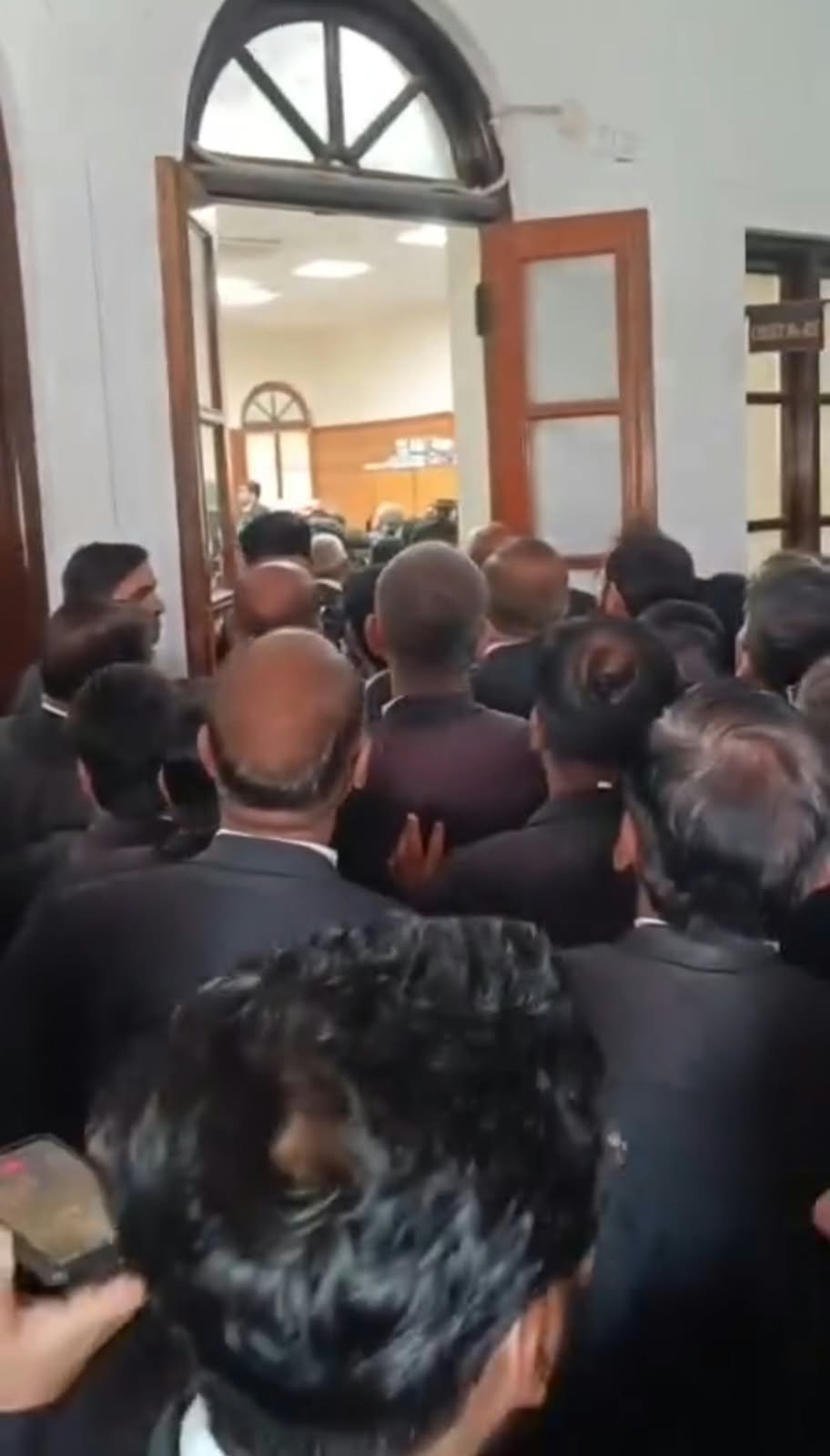 इलाहाबाद हाईकोर्ट में हंगामे की खबर, न्यायमूर्ति अजय भनोट की अदालत को लेकर विवाद