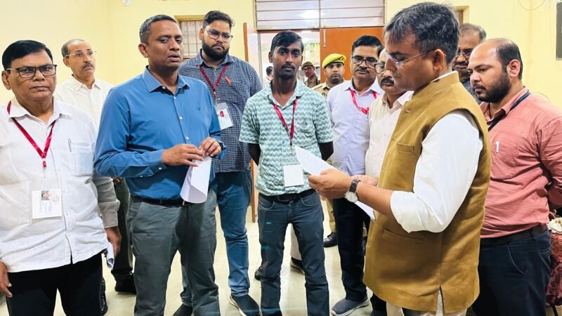 वाराणसी: डीएम ने ईवीएम-वीवीपैट वेयरहाउस का किया मासिक निरीक्षण