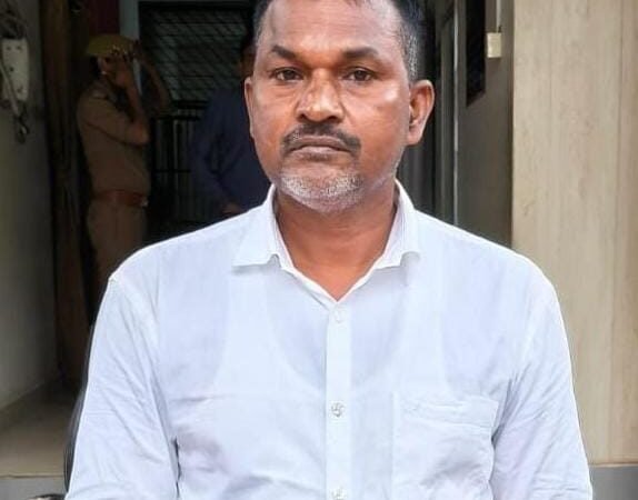 20 साल बाद बलिया खाद्यान्न घोटाले में कोटेदार गिरफ्तार, ईओडब्ल्यू ने दबोचा
