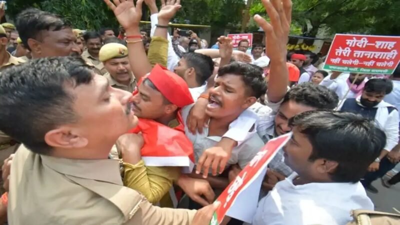 वाराणसी में सपा ने फूंका चुनाव आयोग का पुतला