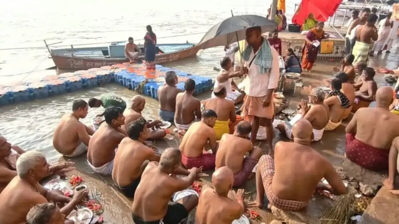 पितृ अमावस्या पर दशाश्वमेध घाट पर उमड़ी श्रद्धालुओं की भीड़