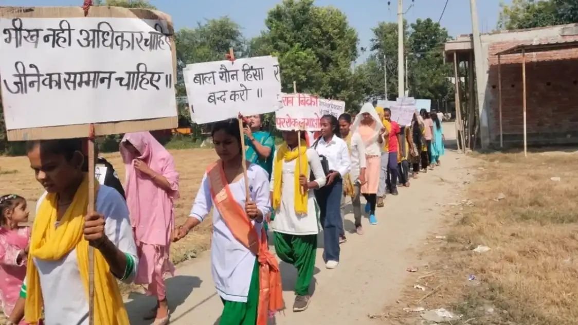 बालिका अधिकारों के लिए निकाली रैली