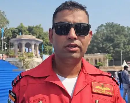 नमो घाट पर गूंजे विमानों के स्वर, सारंग टीम ने दिखाए करतब