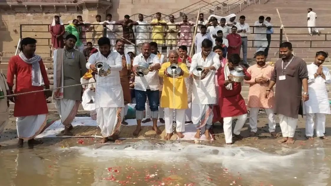 मां गंगा का दुग्धाभिषेकशरद पूर्णिमा पर सुख-समृद्धि की कामना