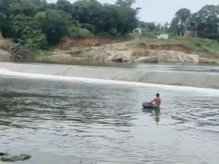 तालाब में मिली कार, पिता समेत तीन की मौत