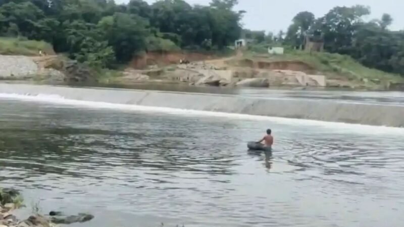 तालाब में मिली कार, पिता समेत तीन की मौत
