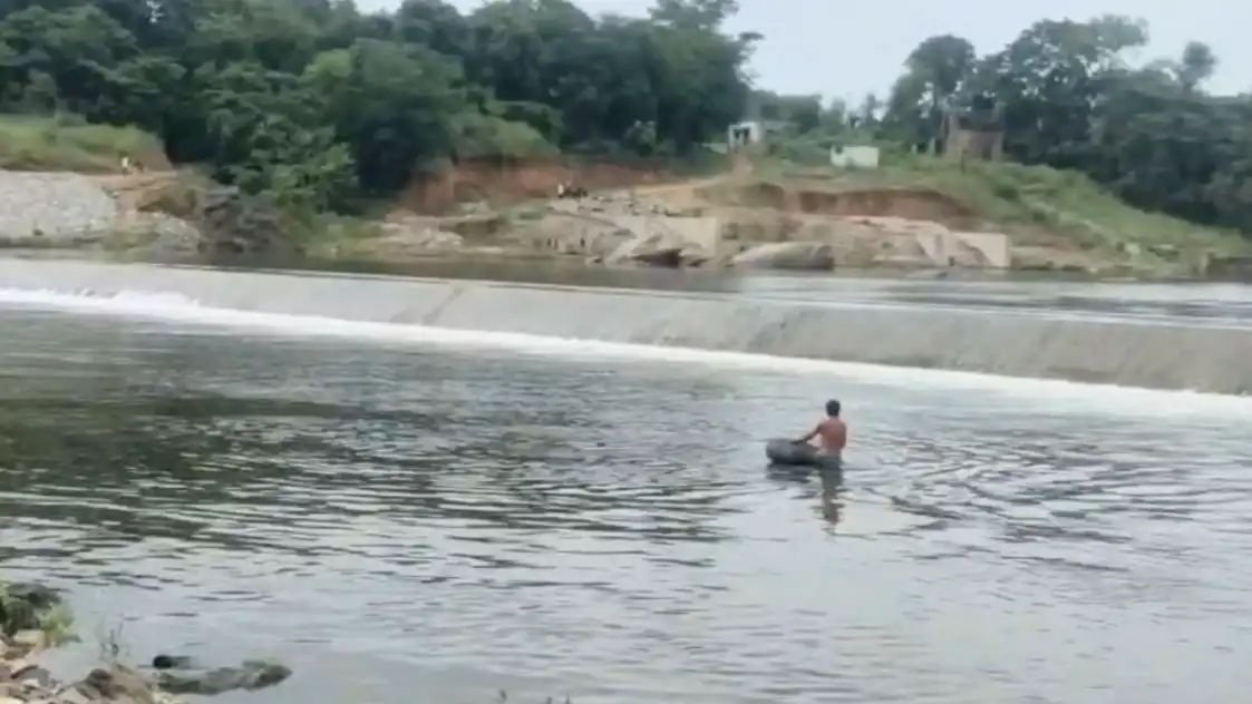 तालाब में मिली कार, पिता समेत तीन की मौत