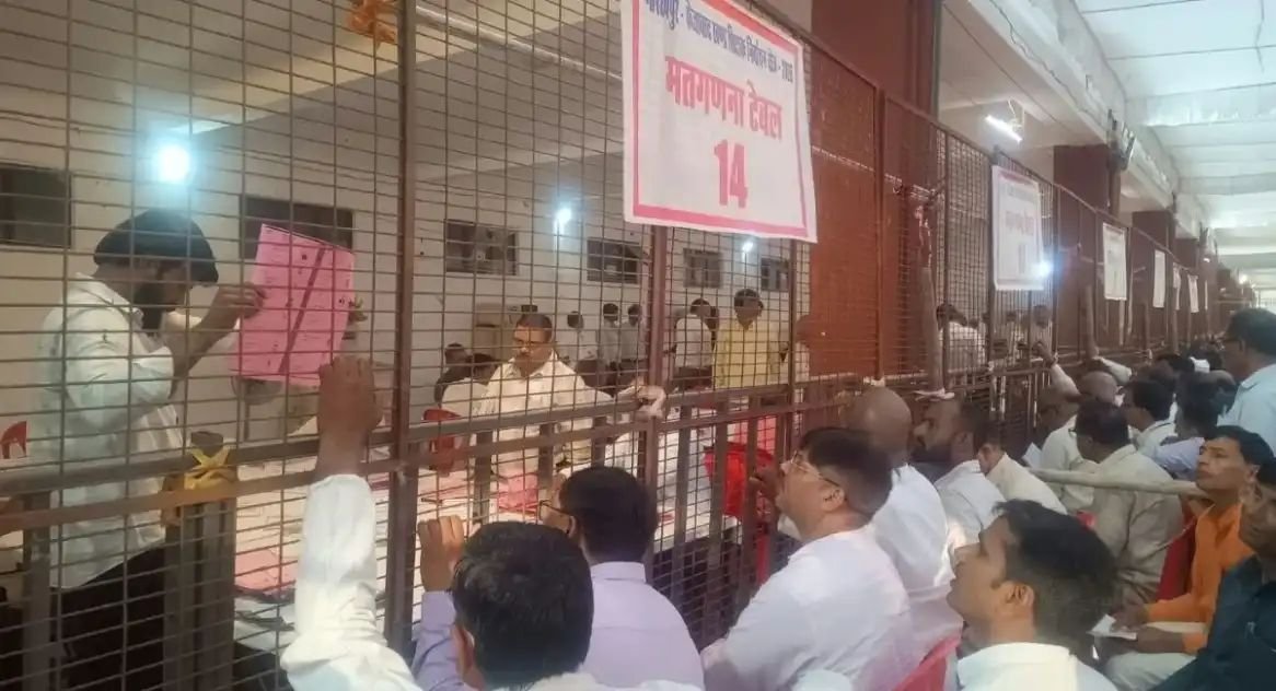 ध्रुव त्रिपाठी और राजीव यादव के बीच कांटे की टक्कर