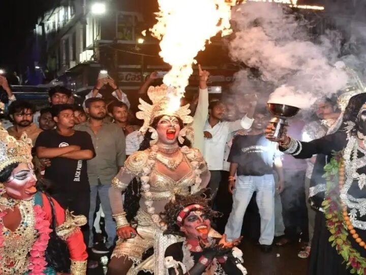 बारिश में निकली चेतगंज की नक्कटैया