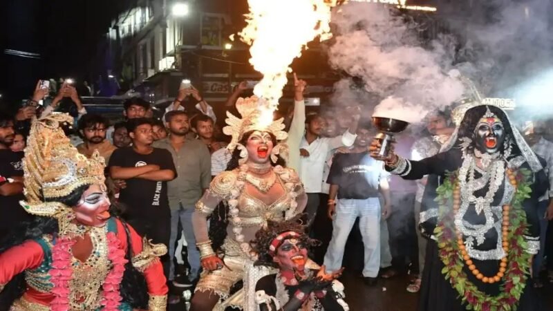 बारिश में निकली चेतगंज की नक्कटैया