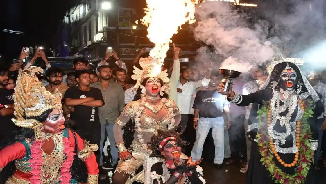 बारिश में निकली चेतगंज की नक्कटैया